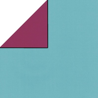 Inpakpapier voorzijde uni licht blauw achterzijde uni cerise roze op sterk geribbeld mat papier.
 