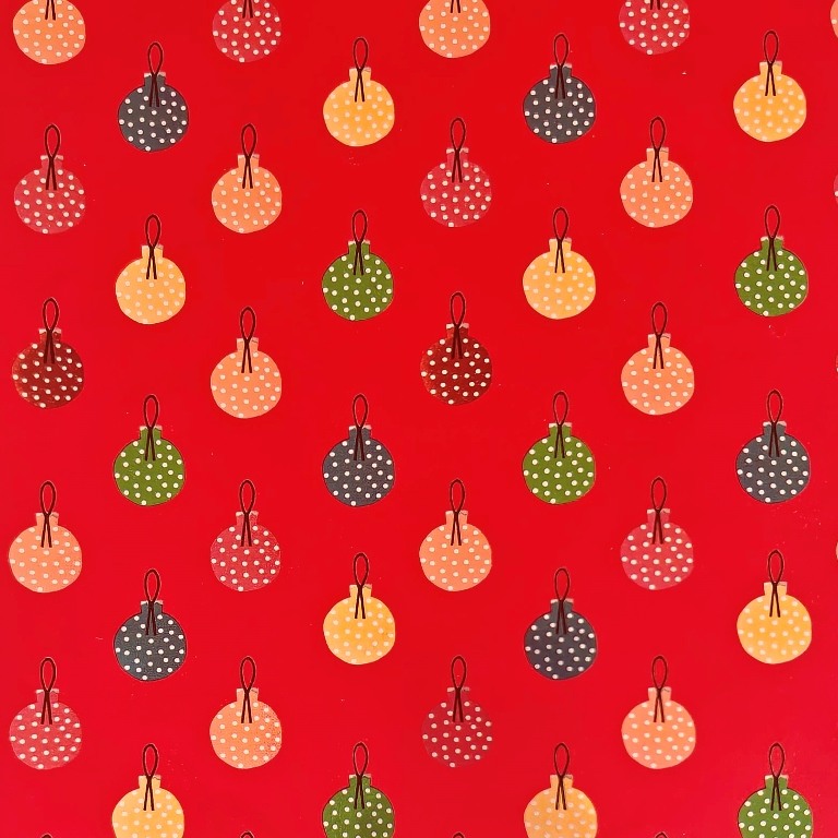 Cadeaupapier met een matte rode achtergrond met kleurrijke metallic kerstballen op gemetalliseerd papier.
 