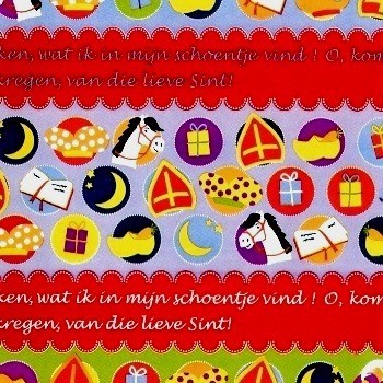 Sinterklaas cadeaupapier tekst en items rood op een goud met witte achtergrond op bruin kraft papier.
 